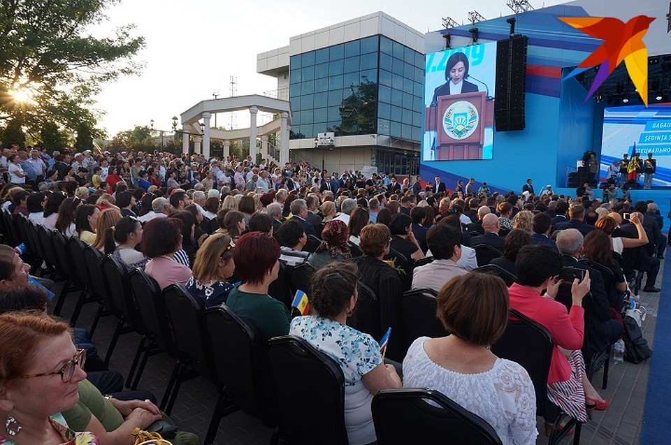 Приглашенные расположили в специально созданном партере на площади Фото: Наталья СИНЯВСКАЯ