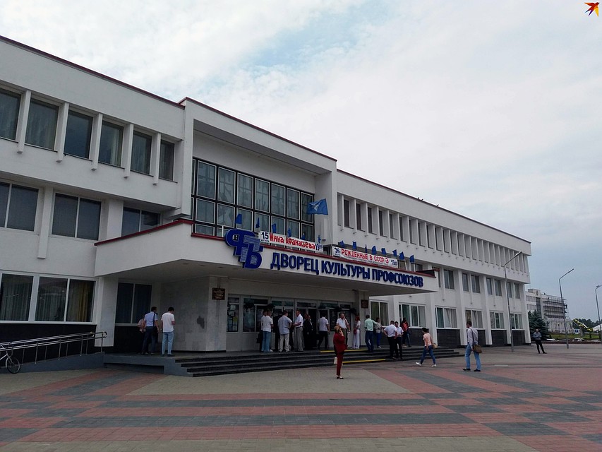 Встречу с мэром по традиции провели в ДК профсоюзов. Фото: Оксана БРОВАЧ