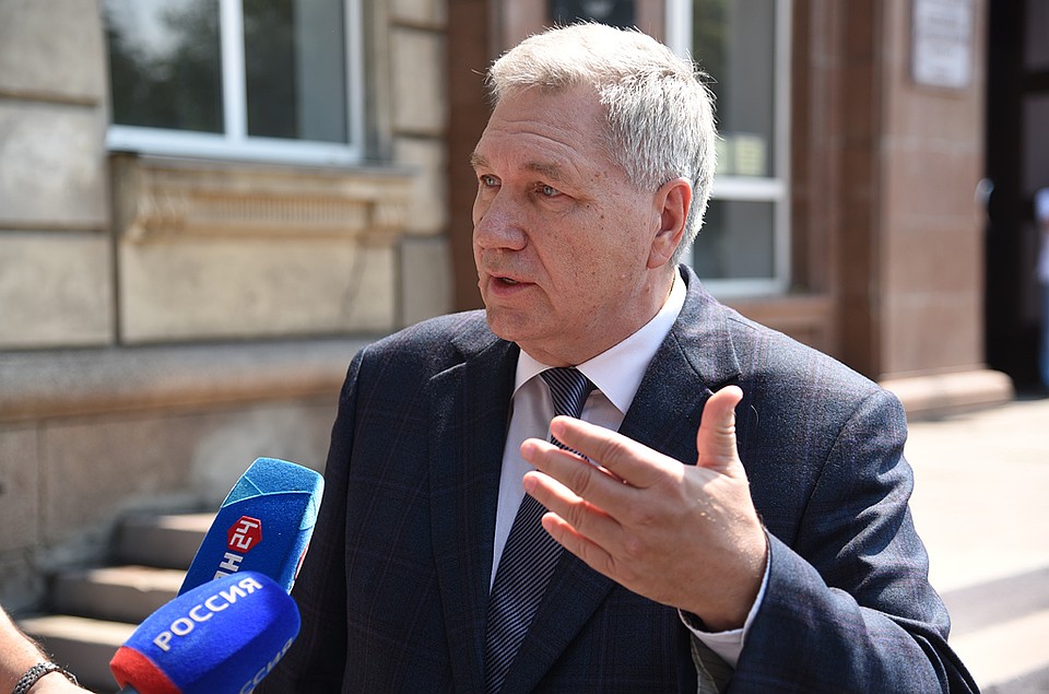 Сергей Михалев напомнил о большой роли друга-депутата в решении проблем шахтеров в Ростовской области. Фото: Анатолий Карбинов/пресс-служба ЗС РО.