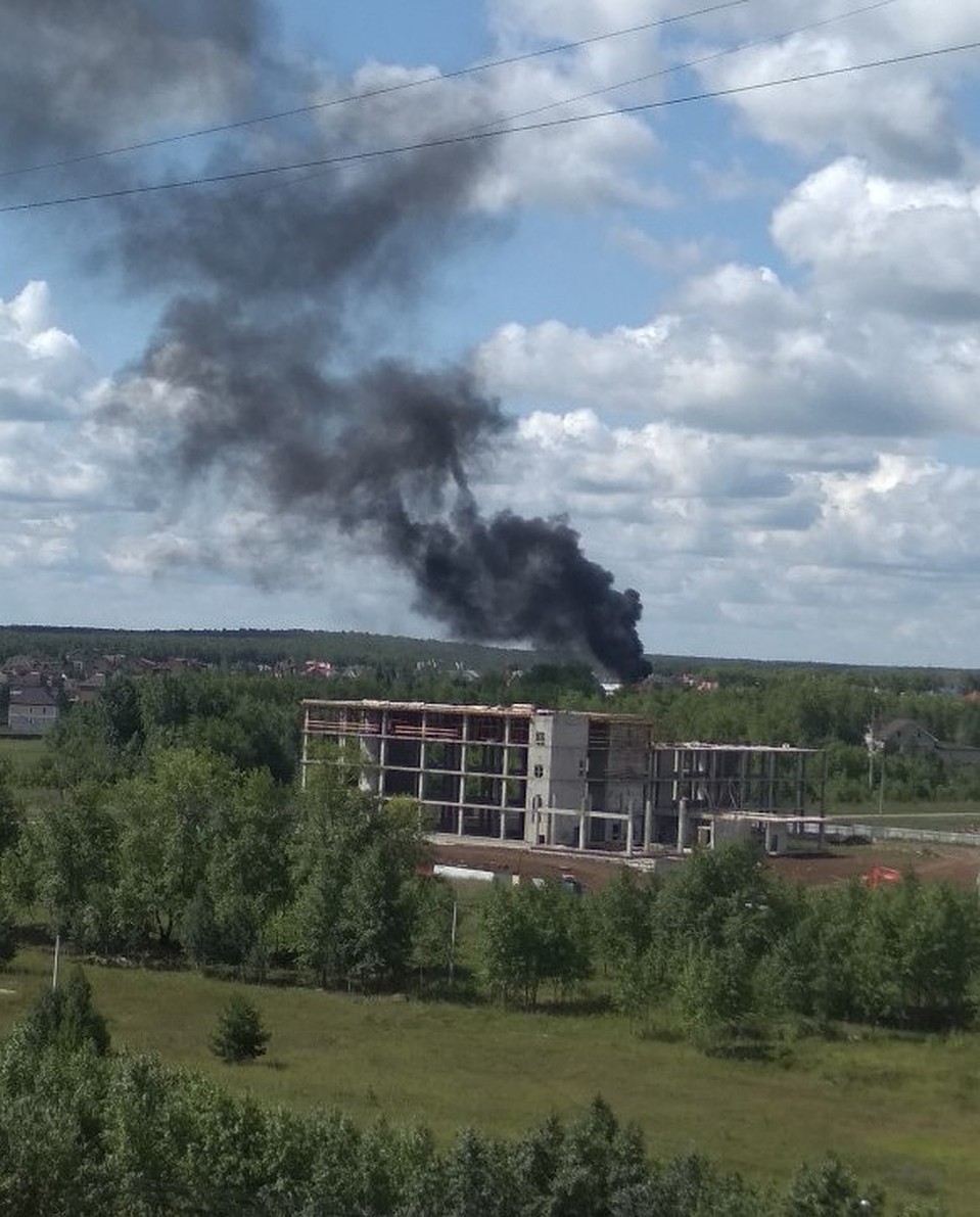 Дым видно за километры. Фото: группа во ВКонтакте «Типичный Челябинск»