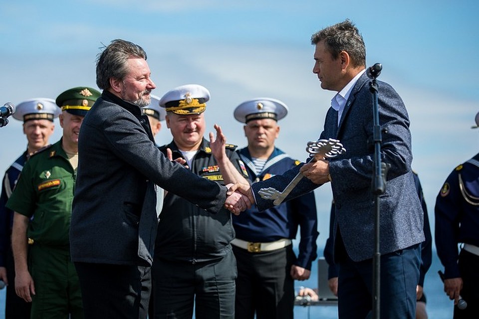 Начальник отдела капитального строительства ВМТП Сергей Пьянков в ходе церемонии вручил символический ключ от дайвинг-центра руководству ТОФ. Фото: ВМТП