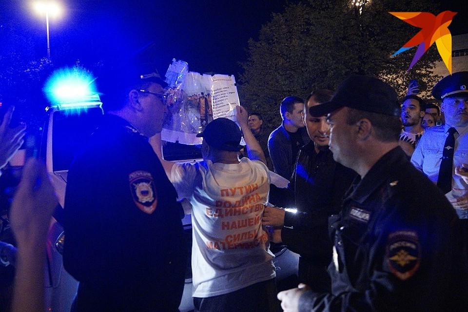 Дед-пикет напал на полицейского в первый день противостояний в сквере Фото: Алексей БУЛАТОВ