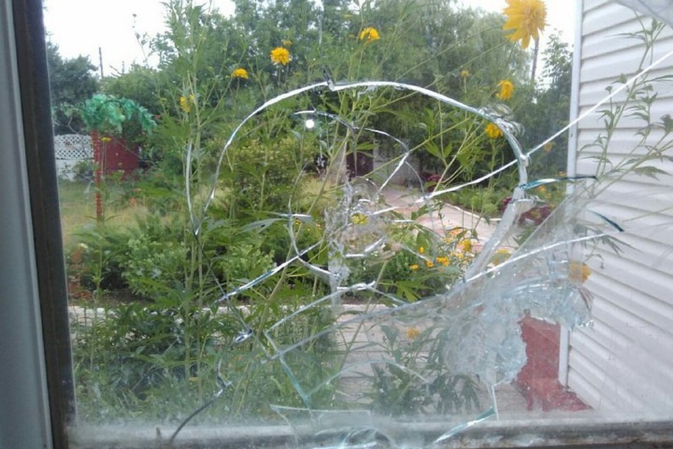 Роковой осколок влетел в дом жительницы Гольмовского через стекло. Фото: web.telegram.org/@Prikhodko1970