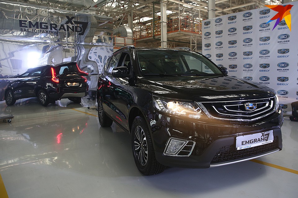 Вторая модель, собранная на белорусском заводе - рестайлинговый паркетник Geely Emgrand X7. Фото: Павел МАРТИНЧИК