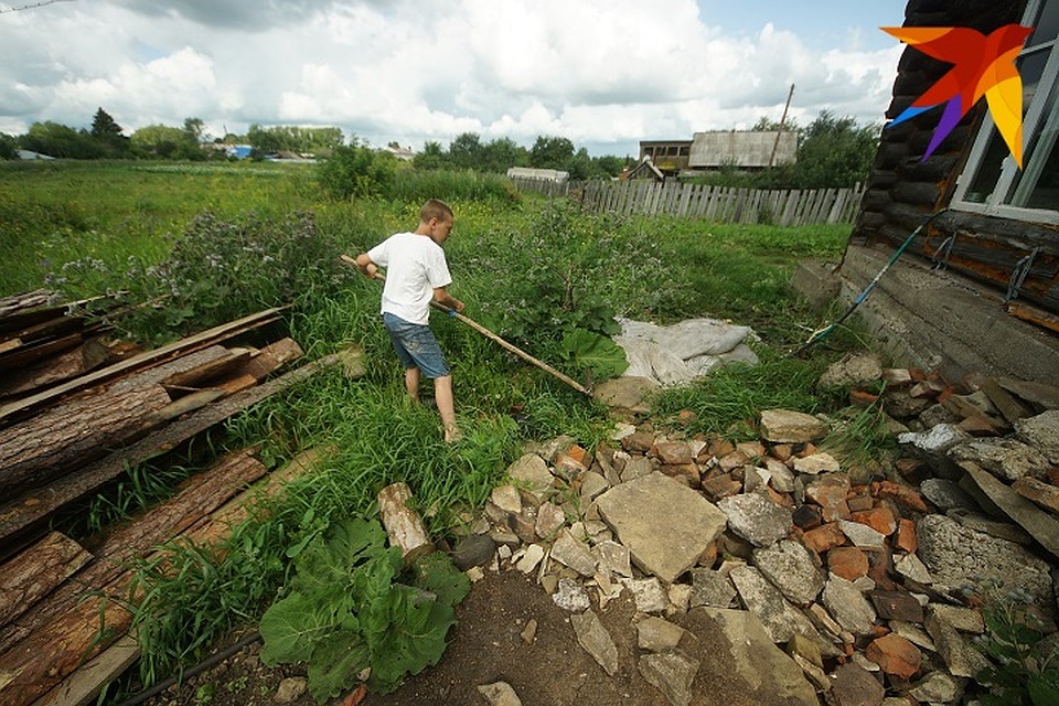 Старшие дети помогают по хозяйству. Фото: Алексей БУЛАТОВ