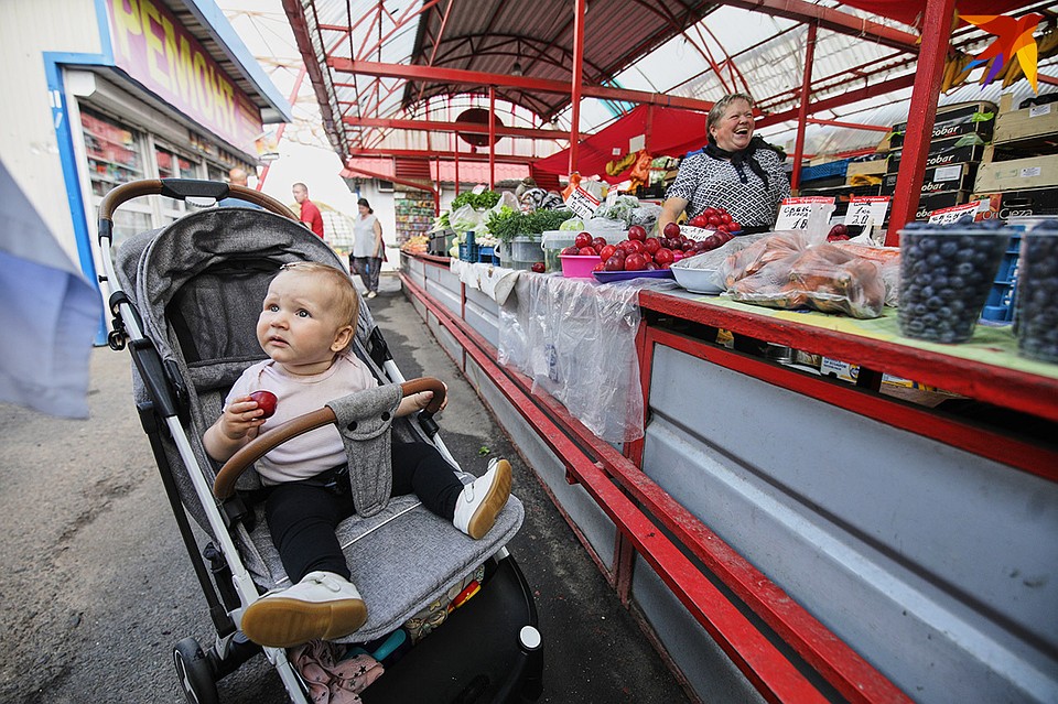 Санслужба тщательно проверяет правила реализации продукции на рынке. Фото: Павел МАРТИНЧИК