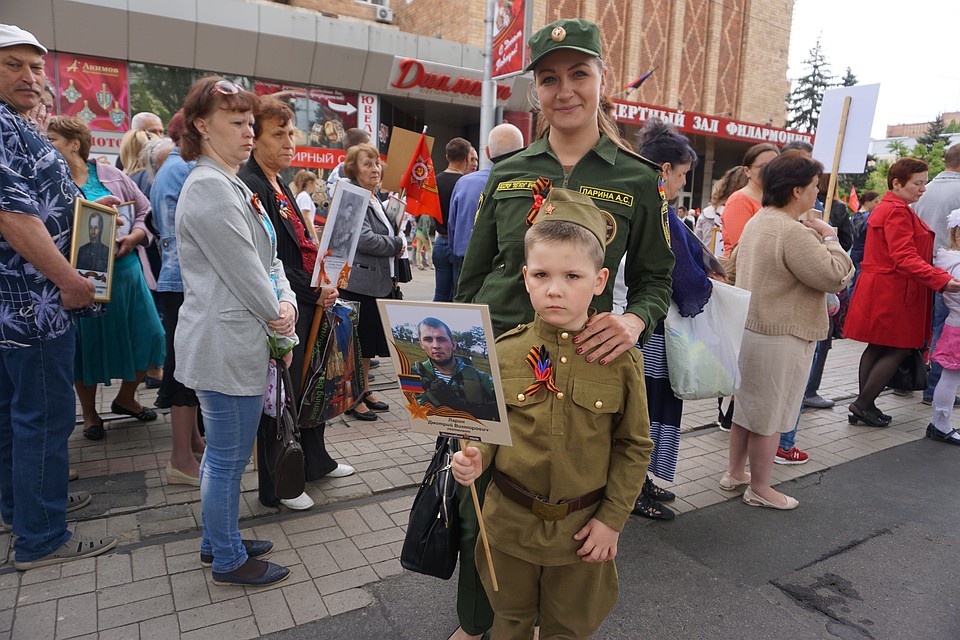 Таким отец и останется в памяти у этого мальчишки. Фото: Юлия АНДРИЕНКО