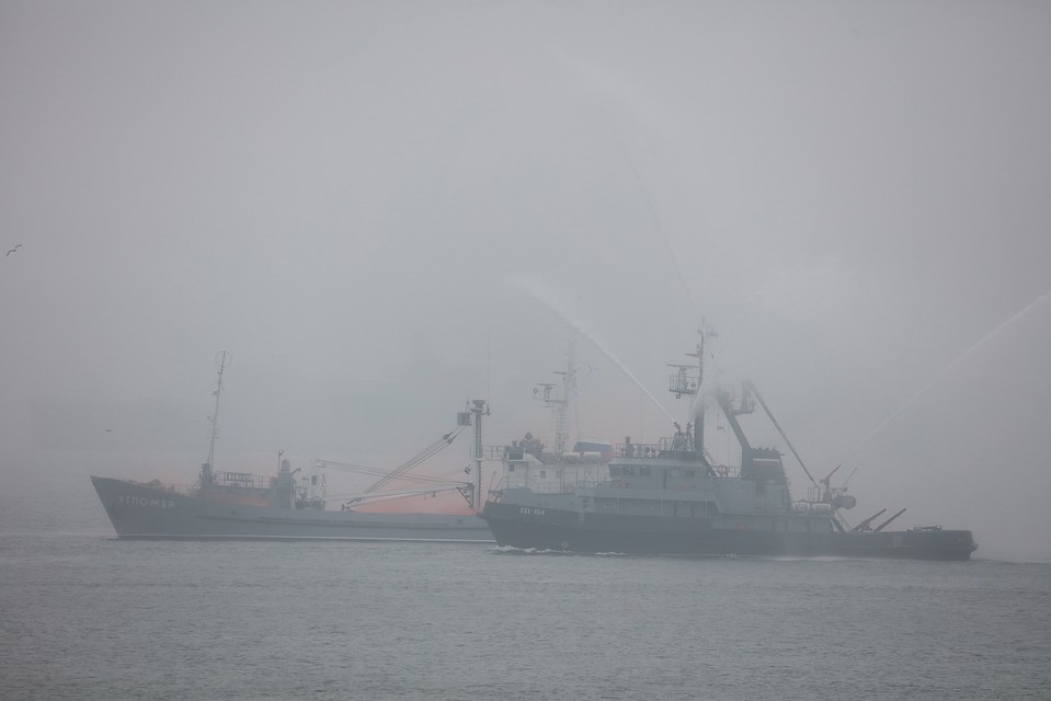 Тем временем в акватории Амурского залива корабли наносили ракетный удар по условным противникам, подрывали подводные лодки и задерживали суда-нарушители Фото: Вадим ПОПОВ