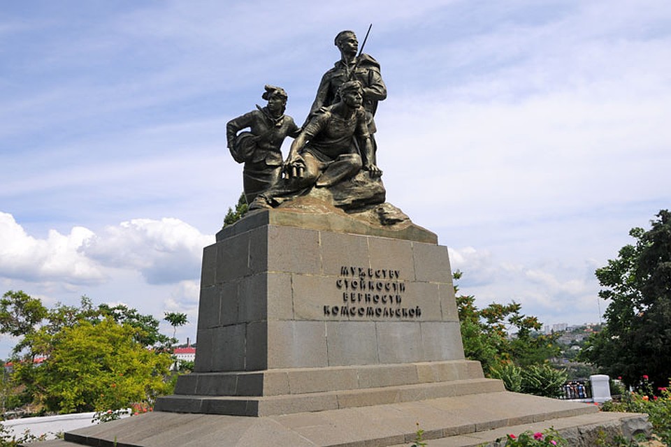 В городе-герое памятников и мемориальных досок больше, чем где-либо еще в Крыму. Фото: Сергей ПОНОМАРЕВ