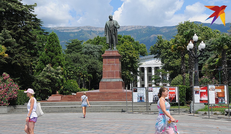 На площади перед городской набережной установлен памятник Ленину. Может, и потому набережная носит имя вождя мирового пролетариата, который здесь никогда не был. Фото: Сергей ПОНОМАРЕВ