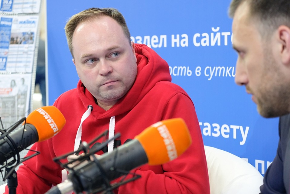 Олег Бармин в мобильной студии "КП". Фото: Артем КИЛЬКИН