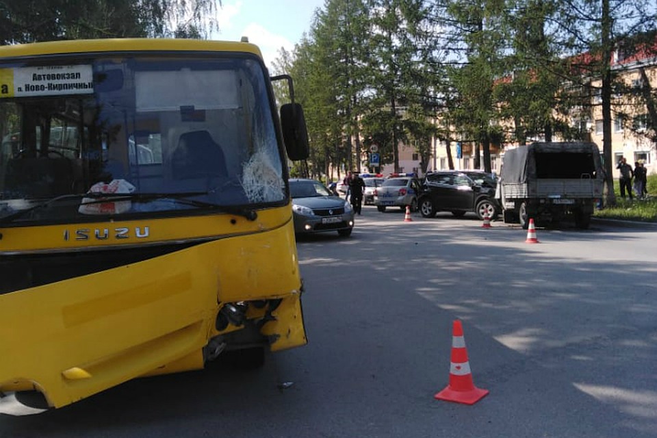 У пассажиров диагностировали переломы предплечья, коленного сустава, локтевой кости, а также ушибы и ссадины Фото: Управление ГИБДД Свердловской области