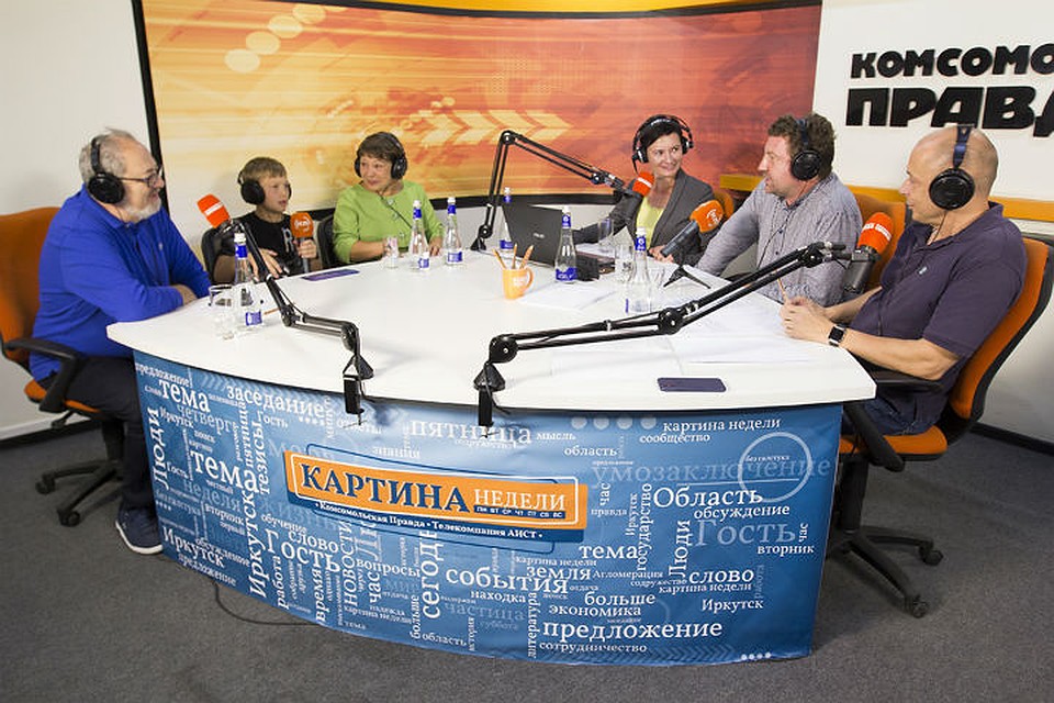 В эфире радио "Комсомольская правда" - Иркутск Вова Сапунов расказал, как помогал на пункте приема гуманитарной помощи для Тулуна Фото: Юлия ПЫХАЛОВА