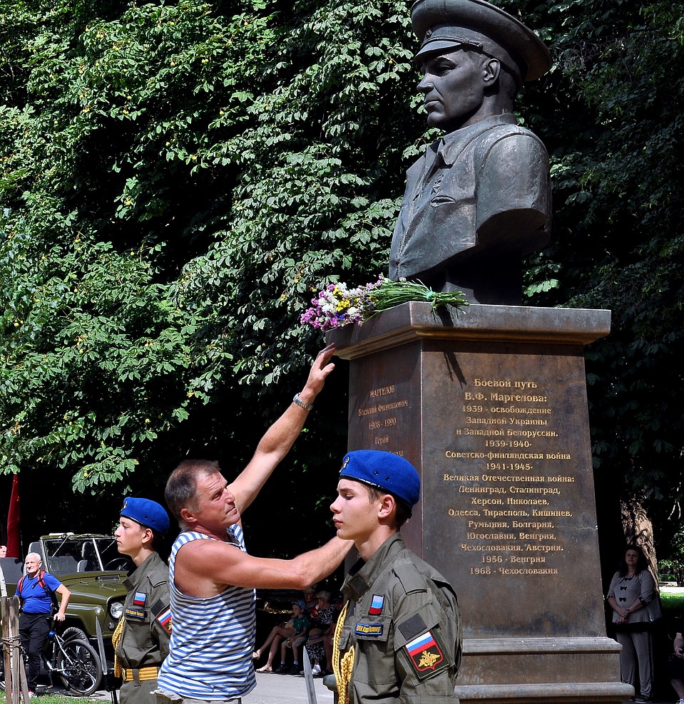 В Симферополе чтят память генерала Василия Маргелова. Фото: Виталий ПАРУБОВ