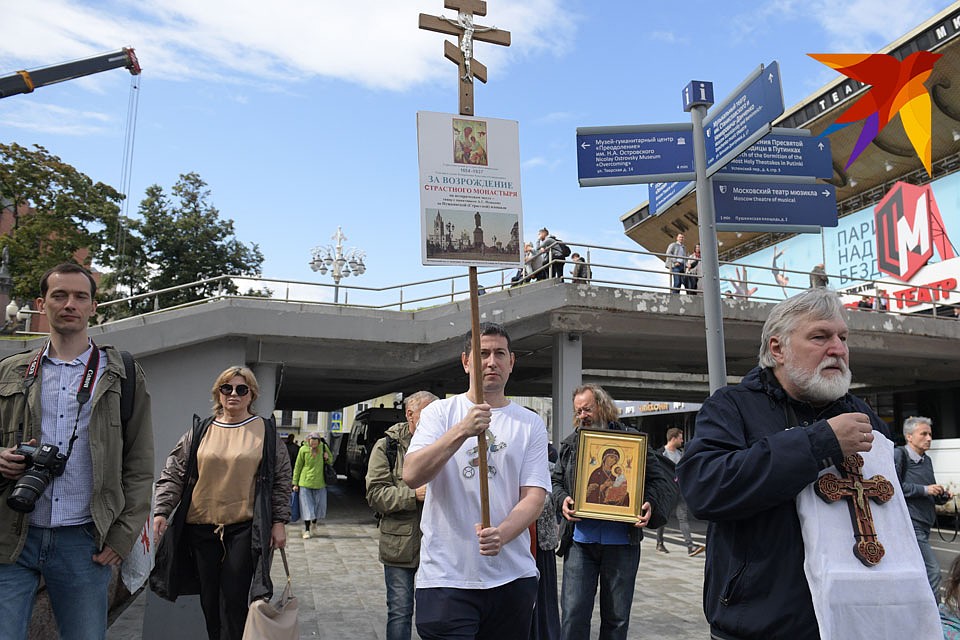 Некоторые шли на акцию протеста с хоругвями. Фото: Михаил ФРОЛОВ