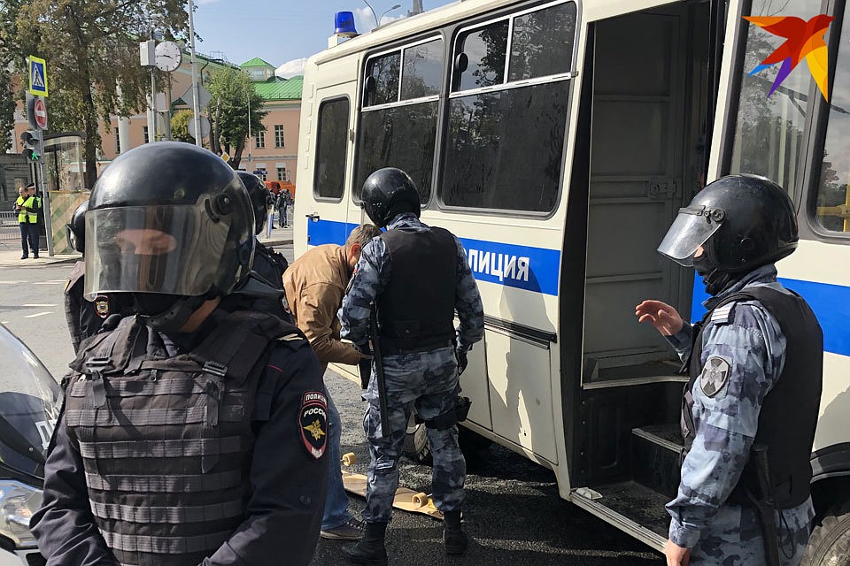 Автозак забили рокерами и хипстерами под завязку Фото: Михаил ФРОЛОВ