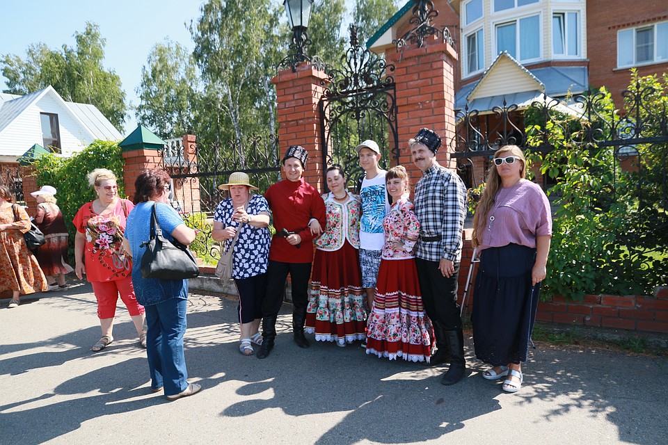 У дома Михаила Евдокимова Фото: Олег УКЛАДОВ