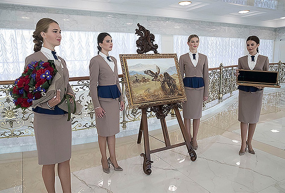Лукашенко подвел Бакиева к четырем девушкам, одетым в одинаковые костюмы. Фото: пресс-служба президента Беларуси.