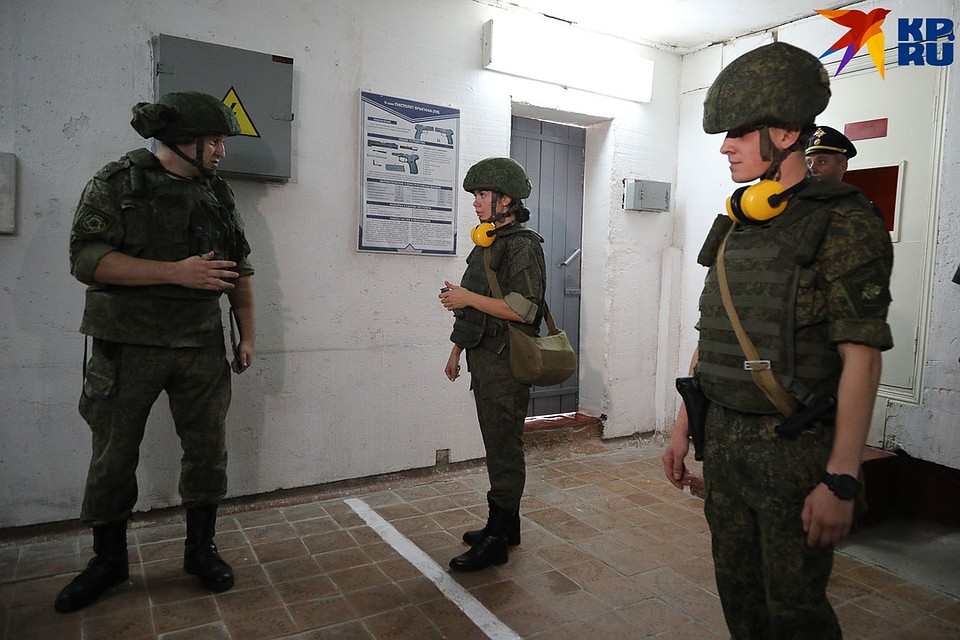 Военные слушают последние инструктаж, затаив дыхание Фото: Дмитрий АХМАДУЛЛИН