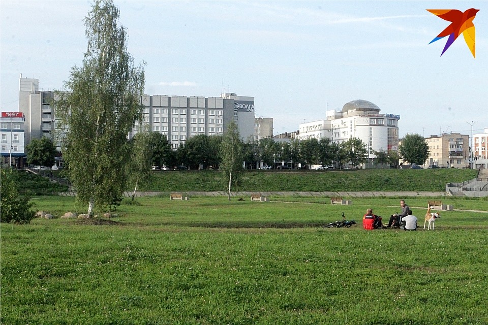 В тёплые деньки в парке всё время есть люди, они устраивают пикники, гуляют, занимаются спортом. Фото: Виктория ТУШКОВА