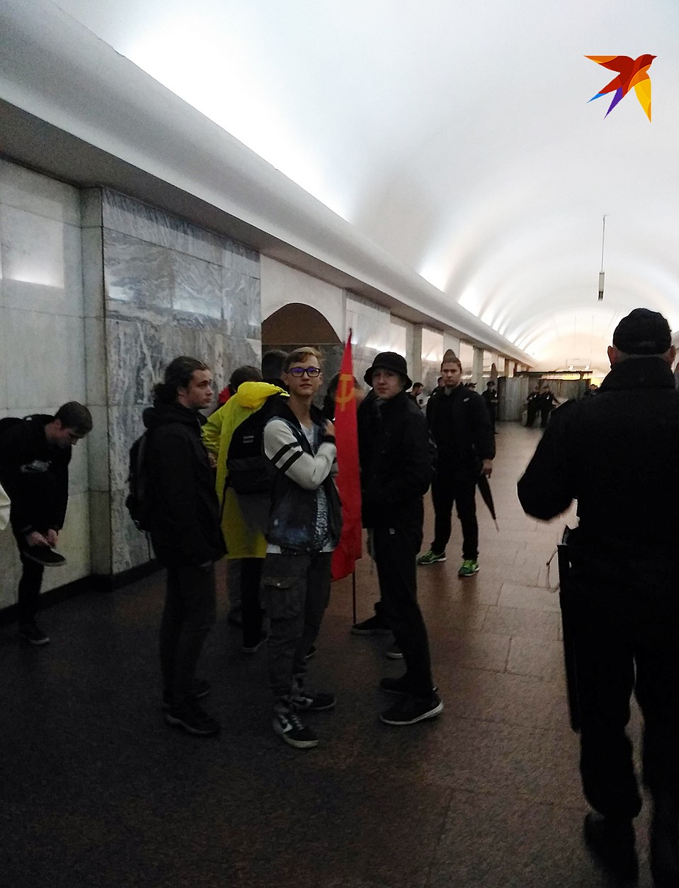 Не спешили покидать станцию метро Чистые пруды стайка ребят лет 16-18 с коммунистической символикой Фото: Александр ГРИШИН
