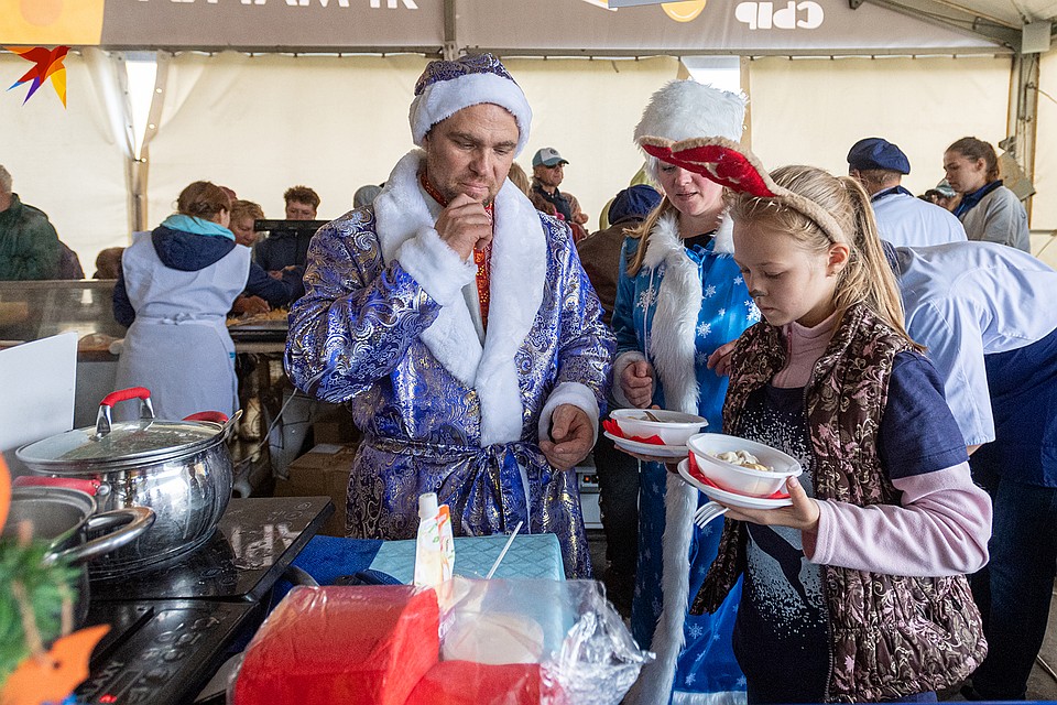Деды Морозы раньше времени пришли с пельменями Фото: Михаил ФРОЛОВ