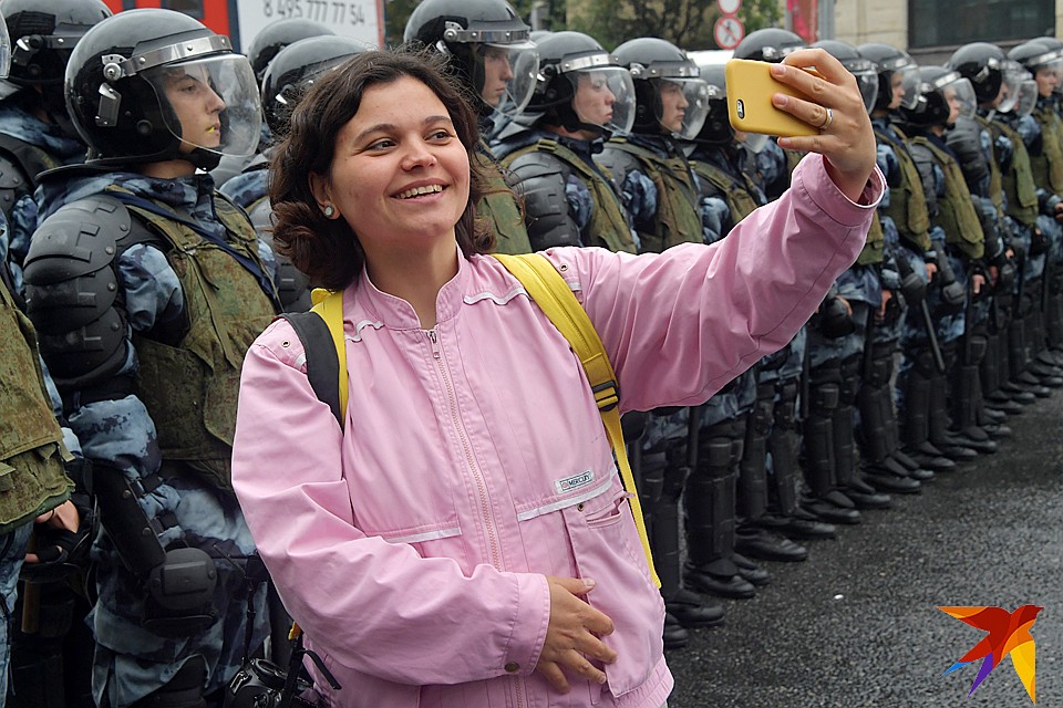 Селфи с "охранителями режима" Фото: Владимир ВЕЛЕНГУРИН