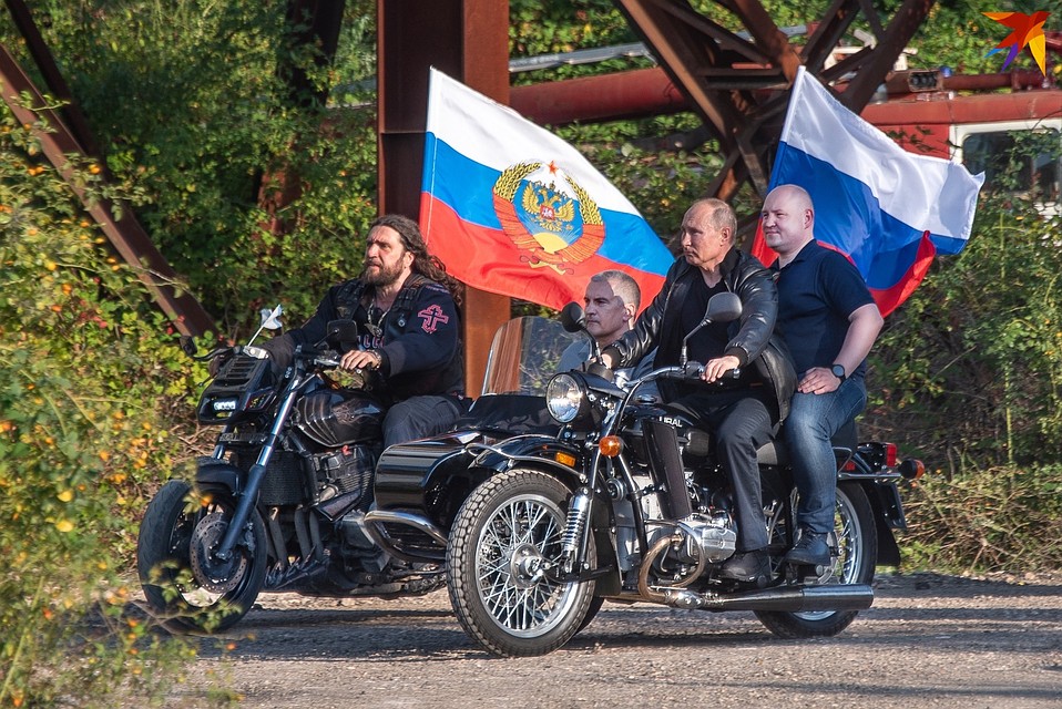 Владимир Путин приехал в гости к "Ночным волкам" на мотоцикле "Урал" Фото: Анна САДОВНИКОВА