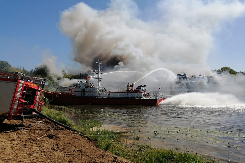На теплоходе в момент происшествия никого не было. Фото: ГУ МЧС по Нижегородской области