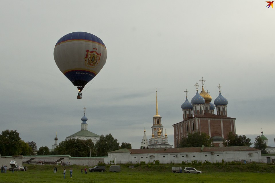 Над Рязанским кремлем... Фото: Евгений БАРАНЦЕВ