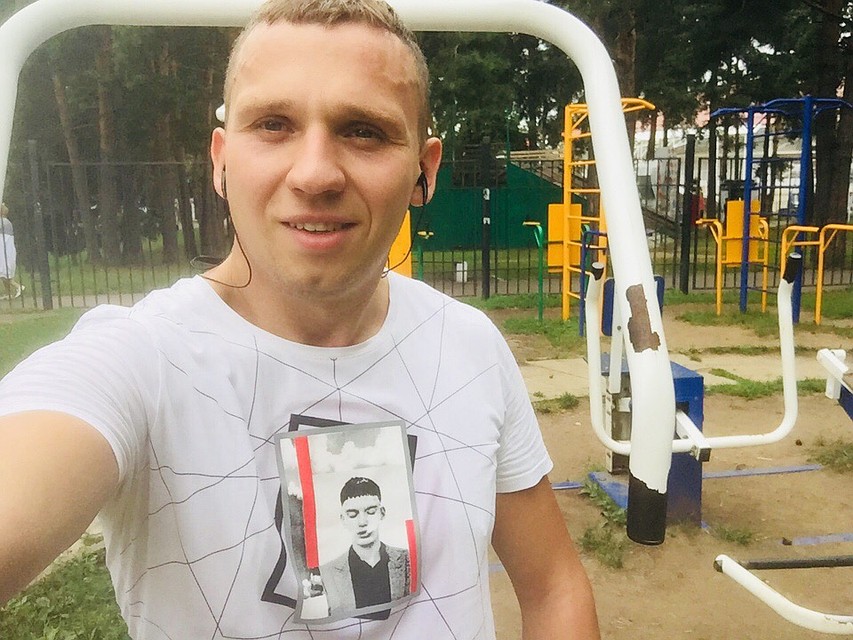 Бортпроводник лайнера Уральских авиалиний Дмитрий Ивлицкий. Фото: Личная страничка героя публикации в соцсети
