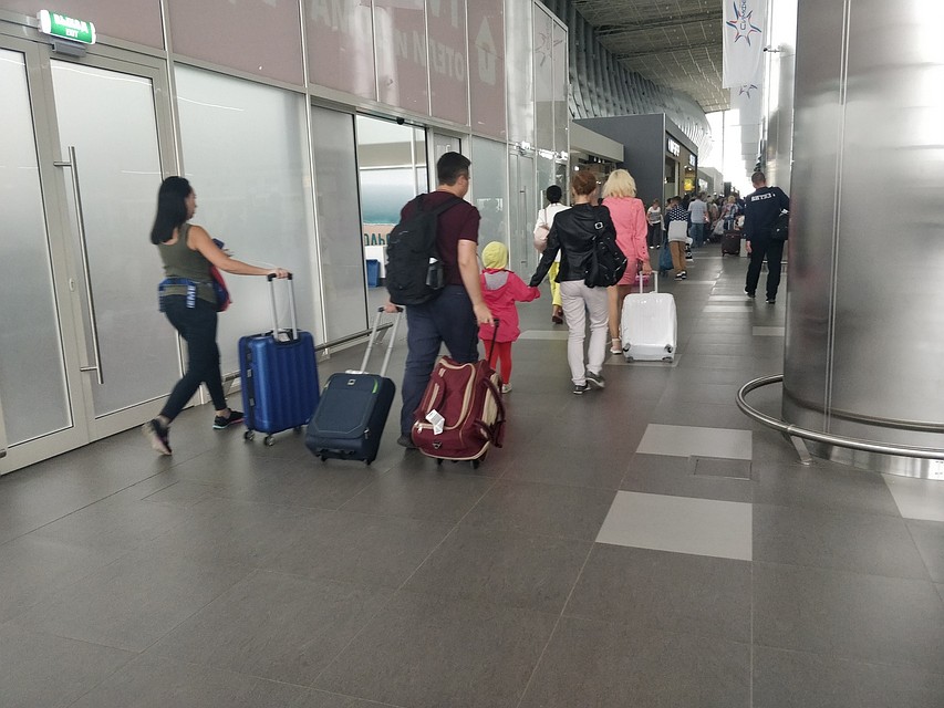 Людей отвезут в гостиницу на автобусах Фото: Надежда ДАЦЮК