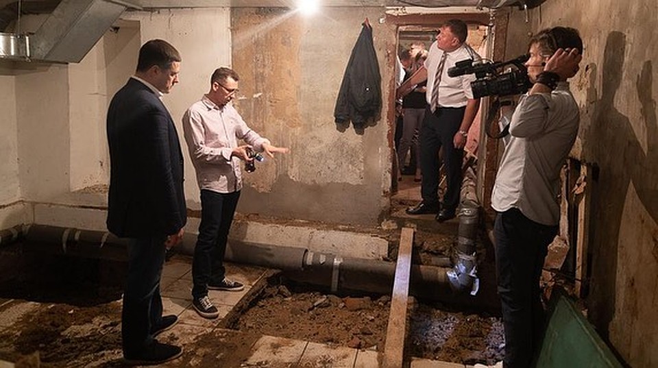 Фото: instagram.com. Михаил Ведерников лично контролирует работу подрядной организации в центре Пскова.