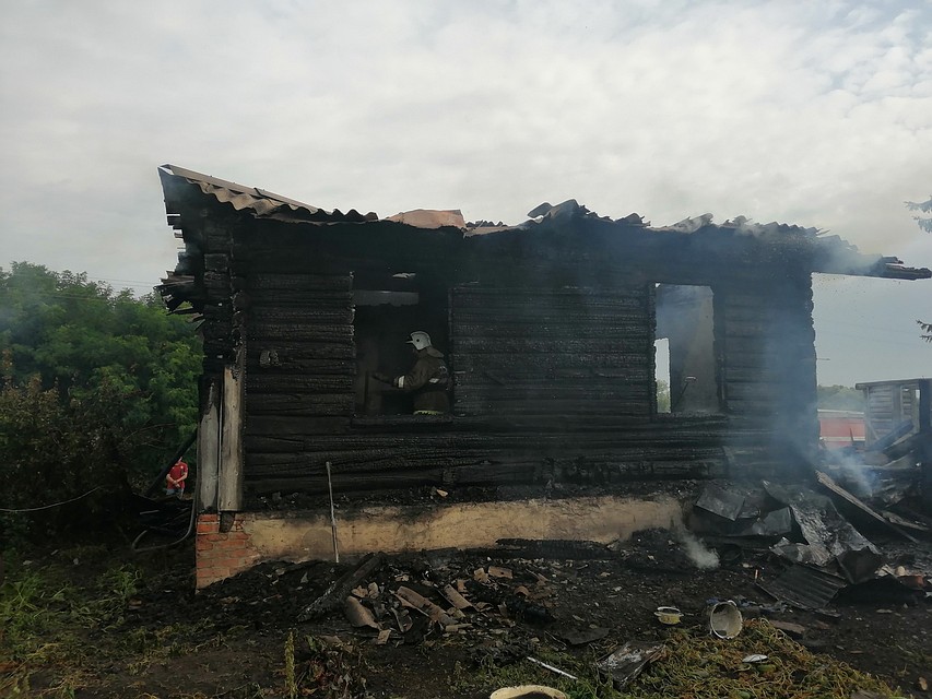 При разборе завалов спасатели обнаружили тела женщины и троих детей Фото: ГУ МЧС России по Курской области.