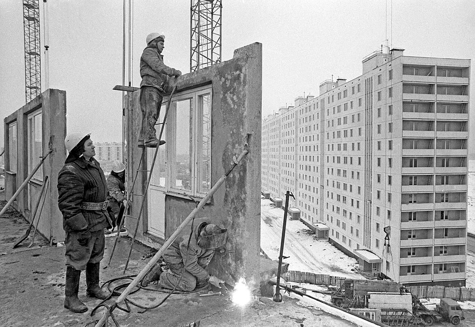 Монтаж 16-этажного жилого дома в московском микрорайоне Строгино, 1981 год. Фото Юрий Лизунов/Фотохроника ТАСС
