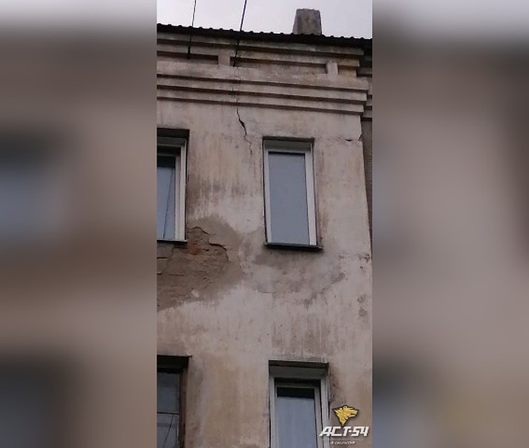 На доме появились трещины. Фото: АСТ-54