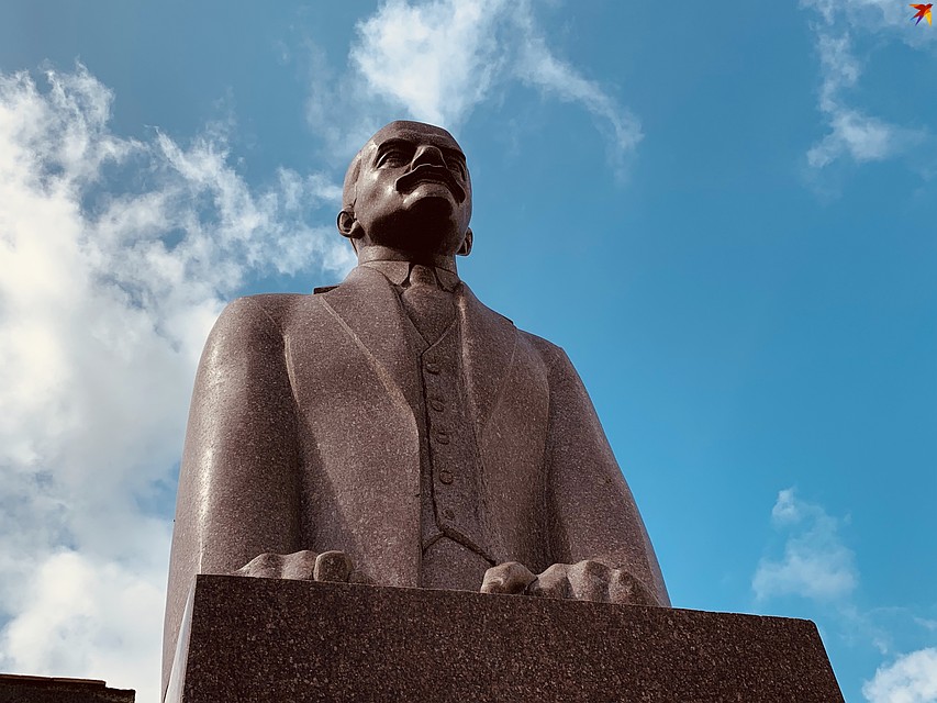 В Ленине из Рамешек ученица скульптора Чазова узнала почерк учителя. Фото: Татьяна РУМЯНЦЕВА