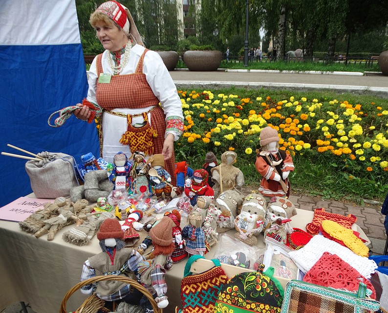 На ярмарке продавали всякую всячину: от "съедобных" сережек до фигур из угля Фото: Дарья ЮДИНА