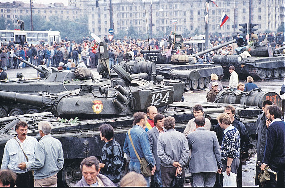 Август 1991-го. На улицы Москвы вышли танки и сотни тысяч человек. После этого сохранить прежний СССР оказалось уже невозможно. Фото: Анатолий ЖДАНОВ