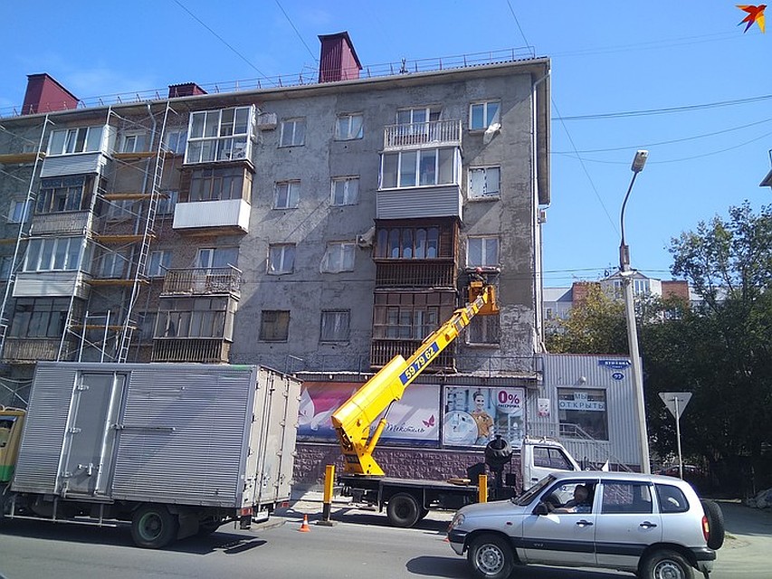 Одинокий отделочник штукатурит стену. Фото: Анна МИКУЛА