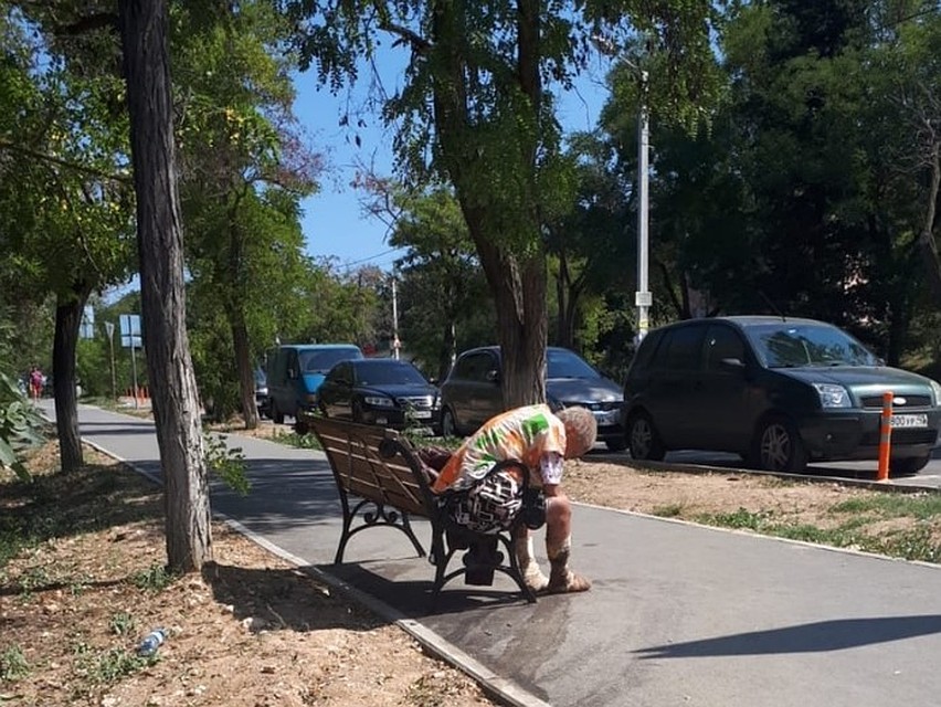 На ногах пожилой женщины все бинты были в крови. Фото: Движение волонтеров «Сердце Севастополя»/VK