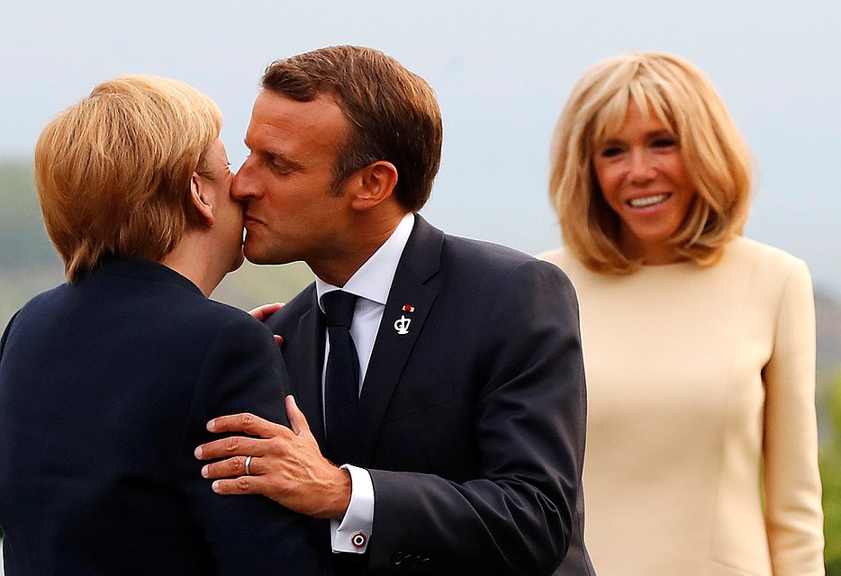 Эммануэль Макрон тепло приветствует немецкого канцлера Ангелу Меркель. Фото: REUTERS