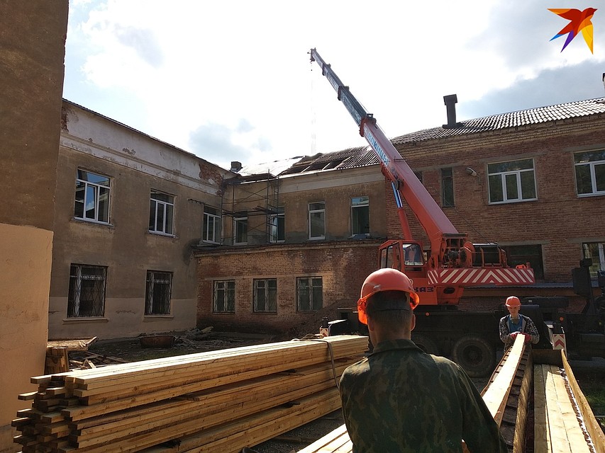 Ремонт кровли может производиться только в хорошую погоду Фото: Екатерина АРДАШЕВА