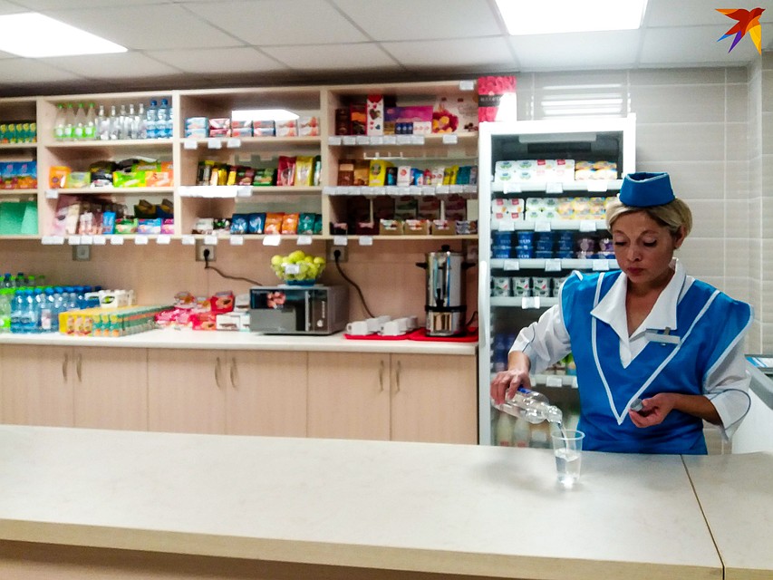 В буфете будут продавать выпечку и глазированные сырки. Фото: Оксана БРОВАЧ