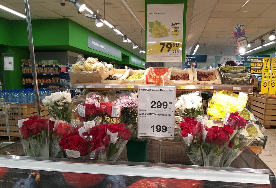 Бюджетный вариант - цветы из супермаркета. Фото: Инна КУМЕЙКО