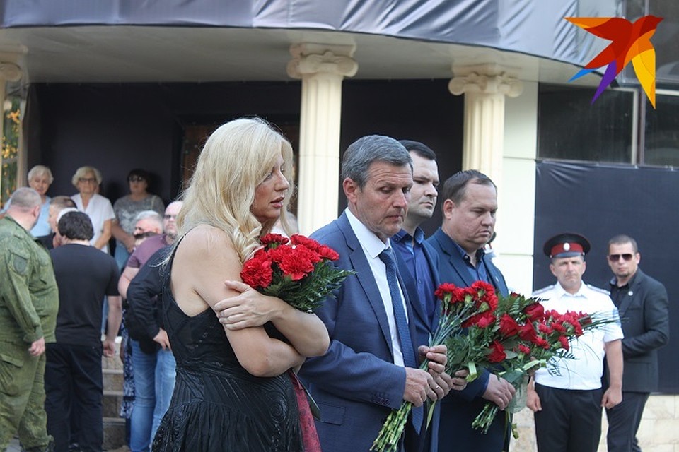 На место гибели Захарченко приехала и пианистка Валентина Лисица Фото: Никита МАКАРЕНКОВ, Павел ХАНАРИН