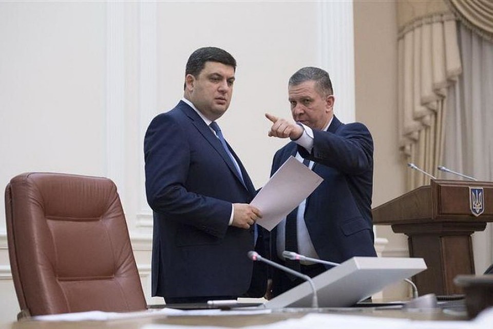 Премьер-министр Владимир Гройсман (слева) вместе со своей «правой рукой» - министром соцполитики Андреем Ревой сделали много пакостей для жителей Донбасса. Фото: znaj.ua