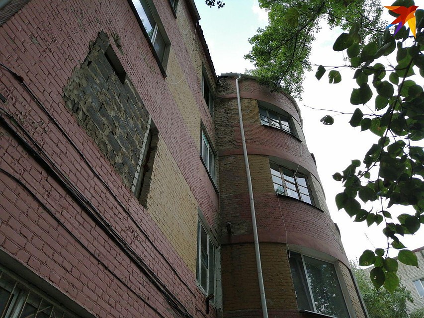 Из стен здания, куда недавно привезли новорожденную девочку, высыпаются кирпичи Фото: Ольга Симонова