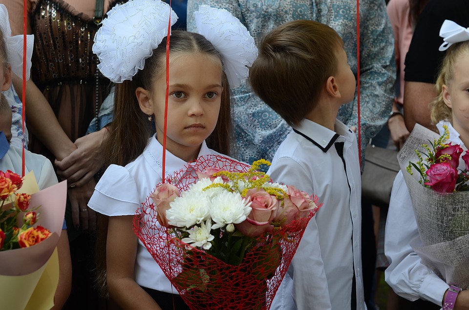 Девочкам родители повязали огромные банты на волосах Фото: Анастасия ДОРОЖНЯК