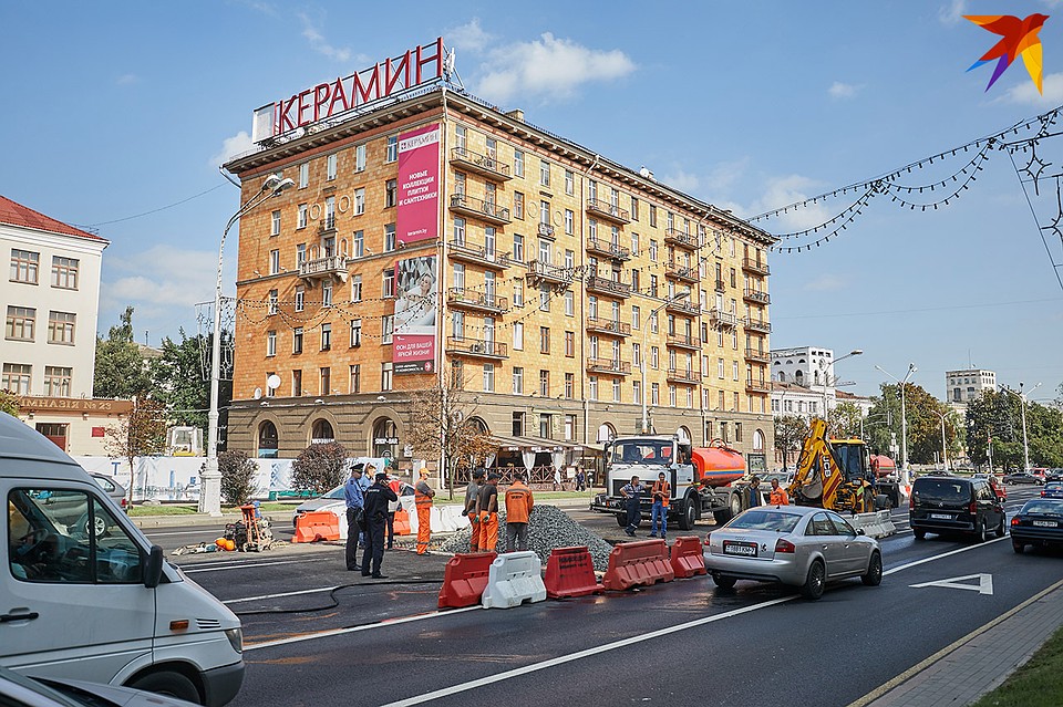 Центральная часть дороги, где и произошёл инцидент, перекрыта, но две полосы функционируют. Фото: Павел МАРТИНЧИК